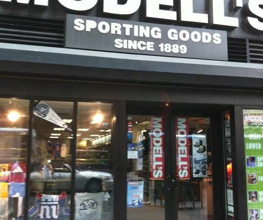 Modell’s Sporting Goods: il paradiso degli sportivi a New York, Stati Uniti